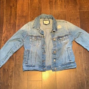 DISTRESSED LIGHT DENIM JACKET.